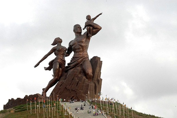Dans quel pays la plus grande statue au Monde le "Monument de la Renaissance", est-elle inaugurée ?