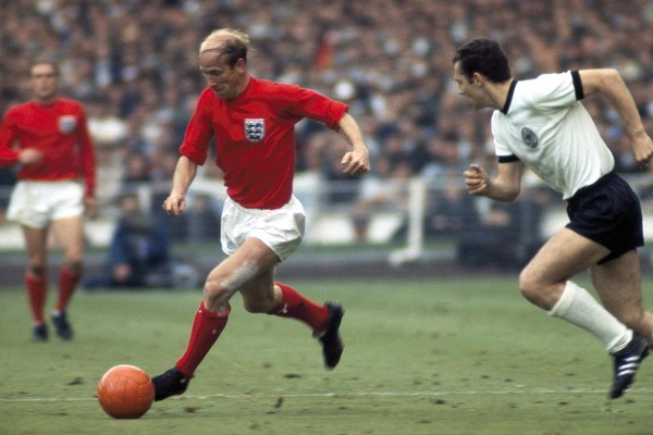 Bobby Charlton est élu meilleur joueur du Mondial 66.