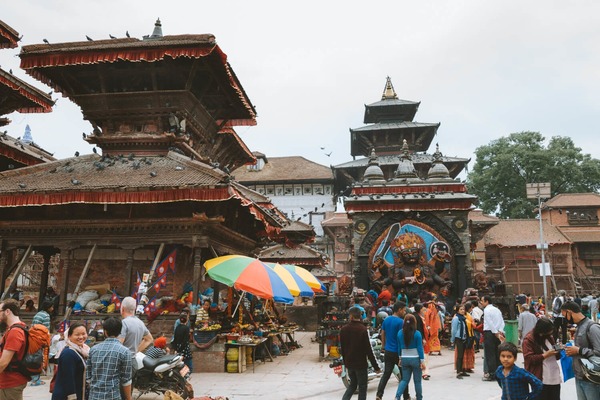 Quelle capitale du Népal était une étape bien connue de la communauté hippies ?