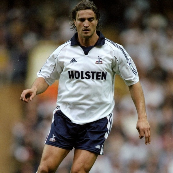 De 1997 à 2000, il évolue à Tottenham où il remportera ...