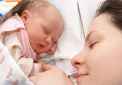 Un bébé dort combien d'heures à la naissance ? (par jour)