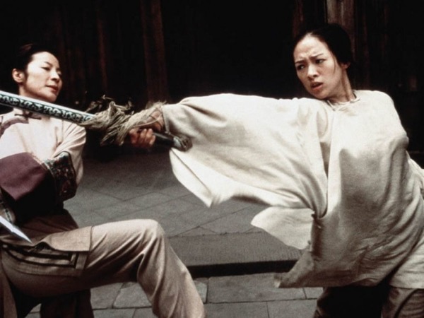 Quel film d'arts martiaux sorti en 2000 et réalisé par Ang Lee, se déroule en Chine et parle entres autres d'un virtuose du combat ainsi que d'une épée volée ?