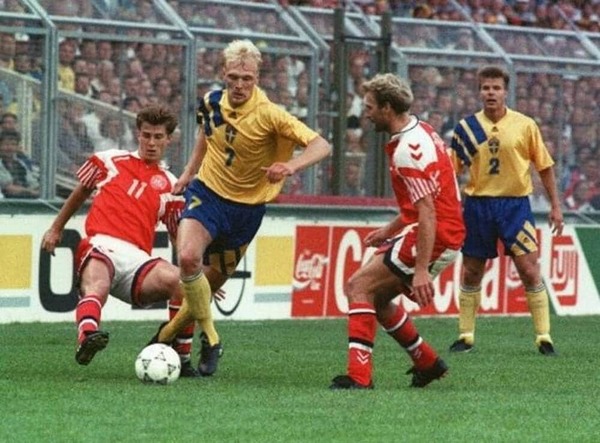 L' Euro 92 est le premier Euro à utiliser le barème de la victoire à 3 points en match de poules.