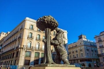 Dans quelle ville espagnole peut-on admirer cette statue d’un ours sur la "Puerta del Sol" ?