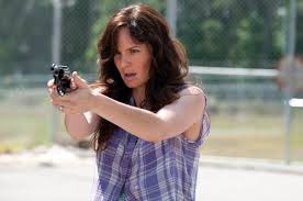 Qui sont les personnages qui accompagnent Lori lors de l'attaque des rôdeurs sur la prison ?