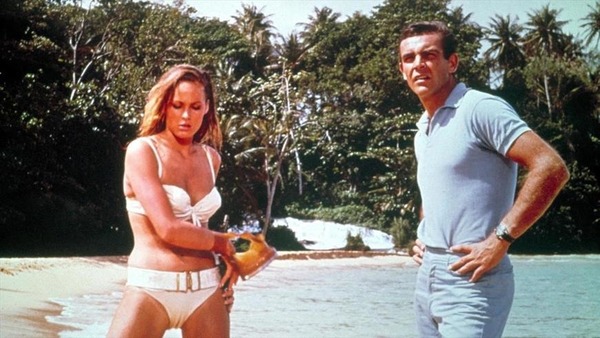 Quelle actrice opère une très sensuelle sortie des flots en bikini dans James Bond contre Dr. No ?