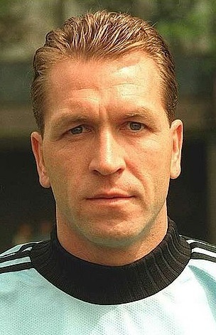 Futur gardien de l'Olympique de Marseille, il garde les buts allemands durant cet Euro. Il s'agit de ?