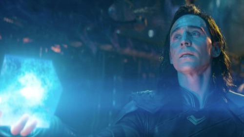 Quelle pierre contient le Tesseract que Loki remet à Thanos ?