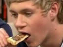 Niall aime manger....