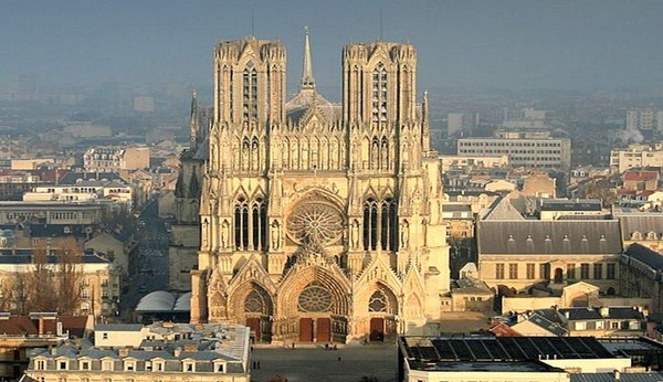 Pourquoi la charpente de la cathédrale de Reims, lieu de sacre des rois de France, est-elle en béton ?