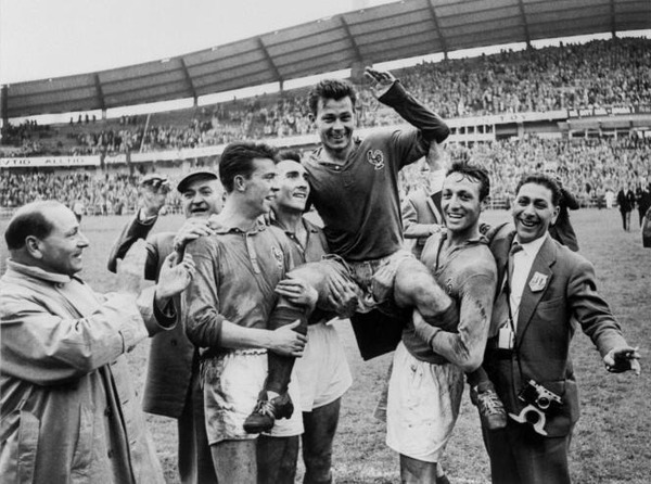 Lors du Mondial de 1958, la France bat l'Allemagne de l'Ouest (RFA) sur le score de 6-3 en.....