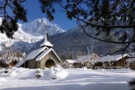 Où se situe la fameuse chapelle des Praz enfouie dans son manteau de neige ?