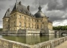 Ce château du XVIIe siècle fut construit pour Nicolas Fouquet, surintendant des finances de Louis XIV :