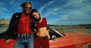 Quel couple suit-on dans une virée sanglante dans le film "Tueurs nés" (1994) ?