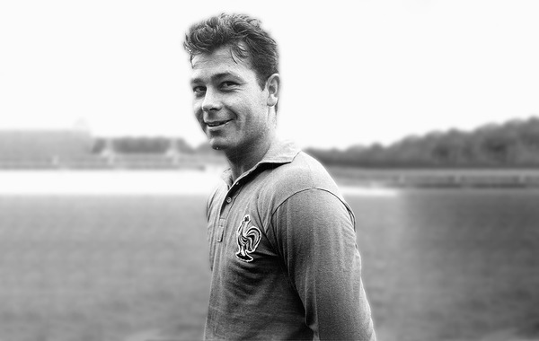 En 1958, Just Fontaine devient le meilleur buteur sur une seule édition de Coupe du Monde. Combien de buts a-t-il inscrit ?