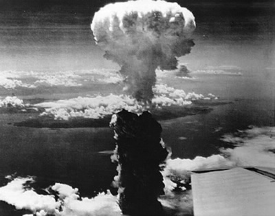 Sur quelle ville est tombée la première bombe nucléaire ?