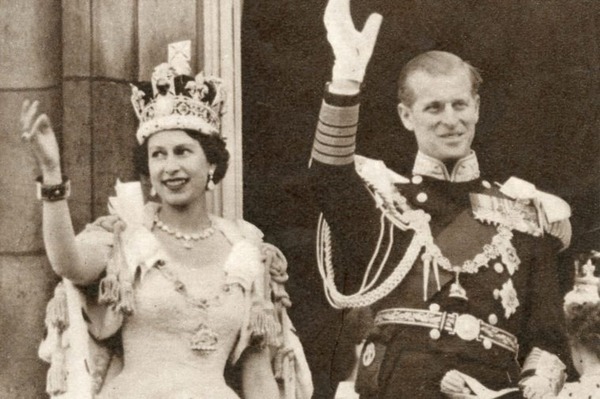 En quelle année Élisabeth II accède-t-elle au trône d'Angleterre ?