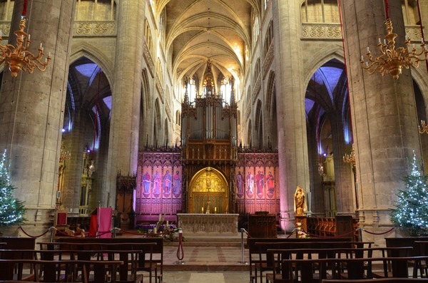 Combien de verrières le déambulatoire de la cathédrale d’Auch compte-t-il ?