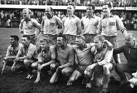 En 1958, à l'occasion de son propre Mondial, la Suède termine première de son groupe de poules.