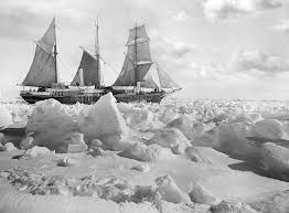 En 1914, l’explorateur britannique Ernest Shackleton tente une audacieuse traversée du continent Antarctique. Cette expédition nommée Endurance échoue car…