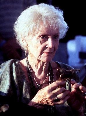 Gloria Stuart qui joue le rôle de Rose âgée, est décédée à 100 ans.