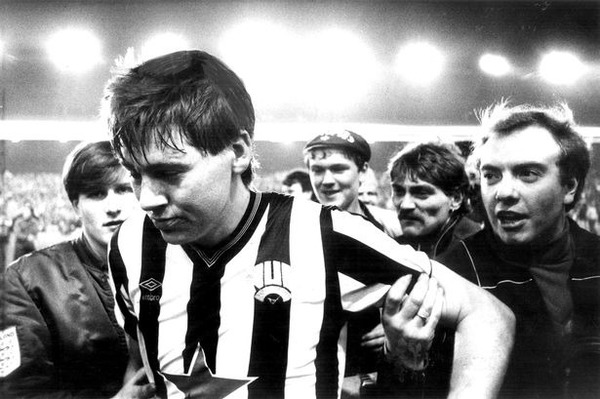 En 1985, pour quel club anglais a-t-il quitté Newcastle ?