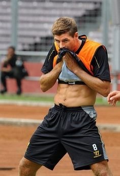 En août 2007, Gerrard subit une fracture d'un orteil lors d'un match qualificatif de Ligue des champions contre le Toulouse FC