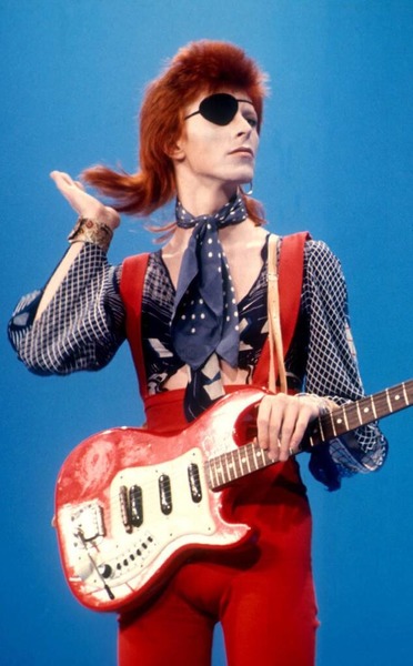 Pour quelle chanson David Bowie était-il habillé ainsi ?