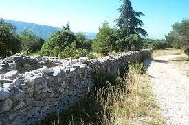 Au début du 18ème siècle un rempart de 27 km de long est construit dans les monts du Vaucluse. Il avait pour but de :