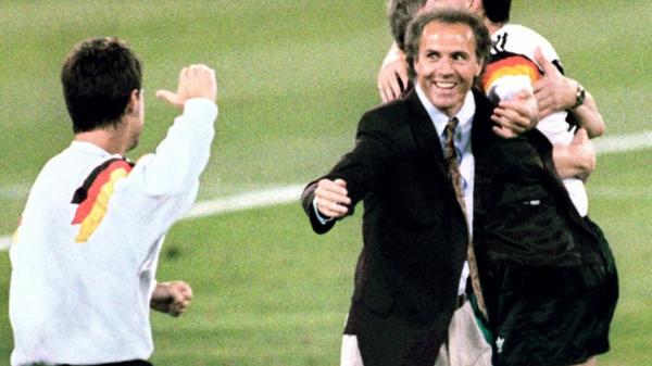 En 1990, il est le sélectionneur allemand, et il remporte le finale du Mondial contre ...