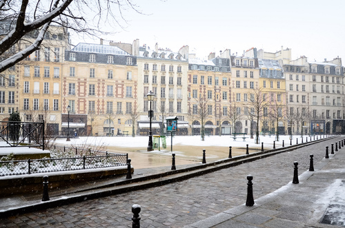 Quelle est cette place de Paris enneigée ?
