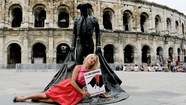 Pour quelle cause Pamela Anderson a-t-elle posé pour une photo devant les arènes de Nîmes ?