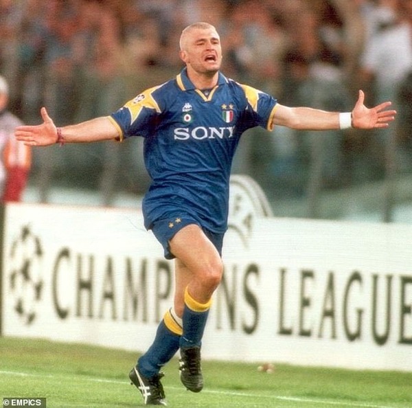 Lors de la finale de Ligue des Champions de 1996, il ouvre le score face à ......