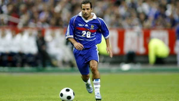 Avec l'équipe de France, il a disputé l'Euro 2004.