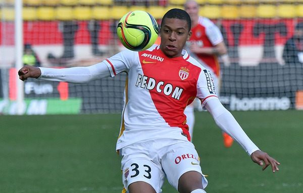 Le 2 décembre, il fait ses débuts professionnels sous les couleurs de Monaco. C'est ?