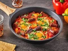 _____ est une spécialité culinaire maghrébine. C'est une poêlée de poivrons, tomates, oignons et œufs.