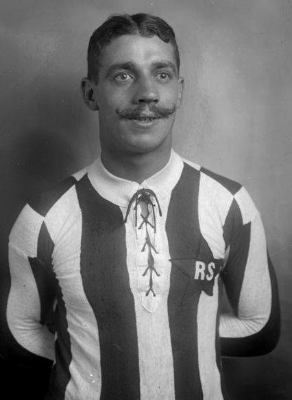 Entre 1911 et 1913, il a inscrit 15 buts pour l'équipe de France. Il s'agit de ?