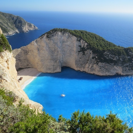 La plage Navagio, située sur la côte de Zakynthos dans les îles Ioniennes de Grèce, est aussi surnommée la baie du Naufrage.