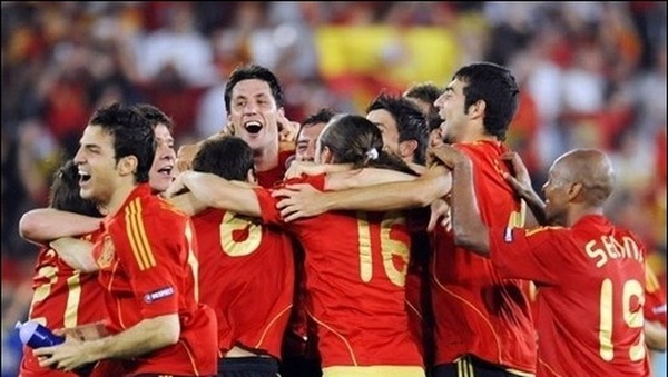 C'est terminé, l'Espagne remporte l'Euro 2008. Qui était le sélectionneur espagnol de l'époque ?