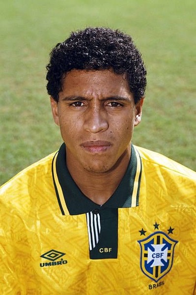 Il a fait partie de l'effectif brésilien Champion du Monde en 1994.