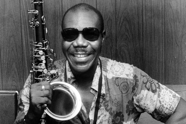 surnommé Papa Groove, est un saxophoniste et chanteur camerounais1 de world jazz né le 12 décembre 1933 à Douala (Cameroun) et mort le 24 mars 2020 à Melun2,3 (France). Je suis...