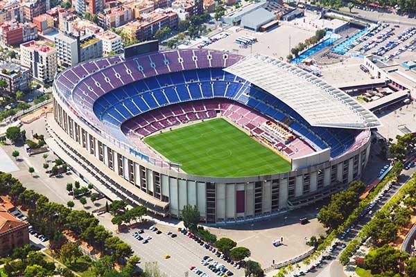 Quel club dispute ses matchs à domicile au Camp Nou ?