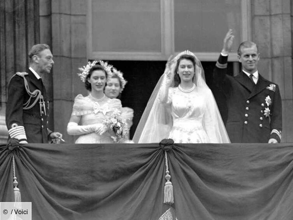 Élisabeth II accède au trône britannique à  l'âge de 25 ans, le 6 février 1952. A qui succède-t-elle alors directement?