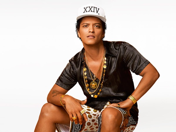 La musique de Bruno Mars mélange différents styles musicaux. Il travaille avec des artistes aux genres musicaux variés ; ces collaborations se retrouvent dans sa propre musique.