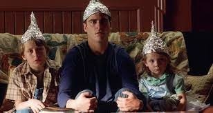 Dans quel film Joaquin Phoenix (Merrill) se confectionne-t-il un chapeau en aluminium ?