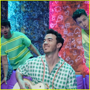 Quel artiste latino ne figure pas sur le titre Runaway sorti en 2019, aux côtés des Jonas Brothers ?