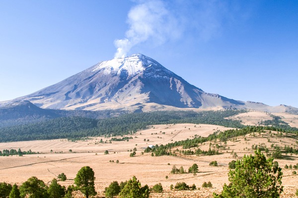 Quel volcan est respectueusement nommé Don Gregorio par les locaux ?