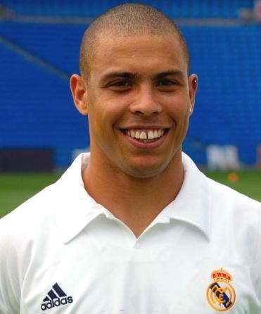 Quand il rejoint le Real Madrid en 2002, quel "galactique" n'est pas encore au club ?