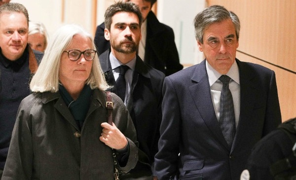 Sous quel chef d'accusation François Fillon et sa femme sont-ils jugés ?
