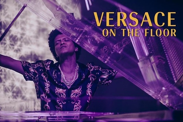 Quelle actrice, révélée par Disney Channel, Bruno Mars a-t-il choisi pour son clip "Versace on the floor" (2016) ?